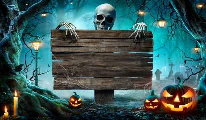 Wandaufkleber Halloween-Party-Karte - Kürbisse und Skelett auf dem Friedhof in der Nacht mit Holzbrett © Romolo Tavani