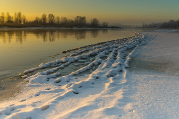 Wschód słońca nad rzeką Odrą zimową porą