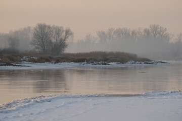 Mglisty świt nad rzeką © M