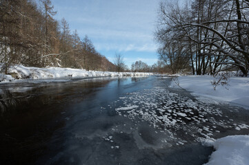 Winterlandschaft mit Fluss