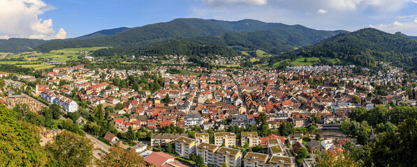 Panorama der Stadt Waldkirch mit Blick auf den Gipfel des Kandel im Hintergrund, Schwarzwald, Deutschland - 455567382
