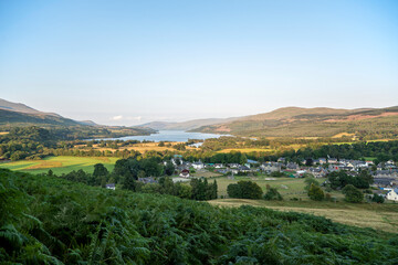 Obraz premium Landscape photography of panorama of village and lake, Killin, Scotland