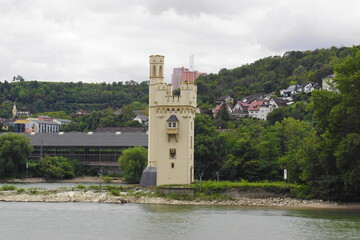 Der Binger Mäuseturm auf der Mäuseturminsel Bingerbrück im Rhein gegenüber von Rüdesheim im Rheingau