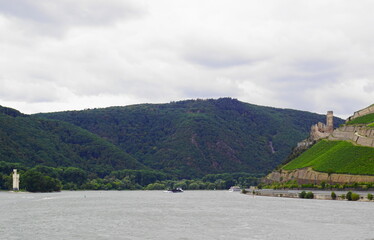 Blick vom Fluss Rhein auf den Mäuseturm in Bingen und die Burg Ehrenfels zwischen Rüdesheim und Assmanshausen 