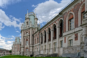 Obraz premium Russia. The Grand Palace in Tsaritsyno Park. Tsaritsyno Park is one of the main tourist attractions in Moscow. Beautiful scenic view of the old entrance of the complex in the summer on a Sunny day