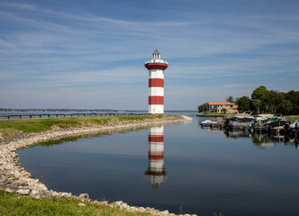 Fototapeta na wymiar lighthouse on the lake