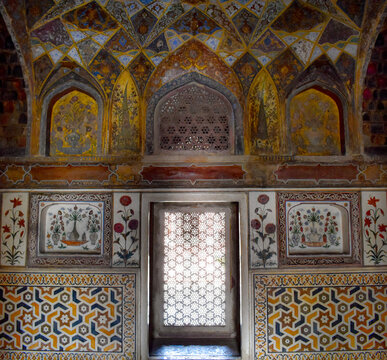 Interior view of tomb of i'tim?d-ud-daulah