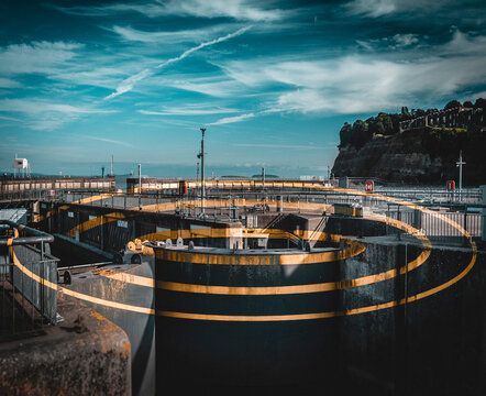Ring optical illusion at Cardiff Barrage