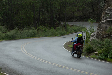 Obraz premium Highway from the mountains of Sinaloa towards the western Sierra Madre, young people on motorcycles.