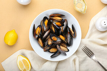 Bowl with tasty mussels and lemon on color background - obrazy, fototapety, plakaty