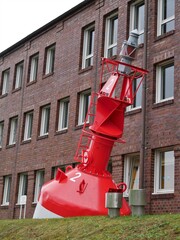 Boje vor Geb&auml;ude