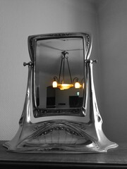 Deckenlampe im Hotel in altem Spiegel um 1900