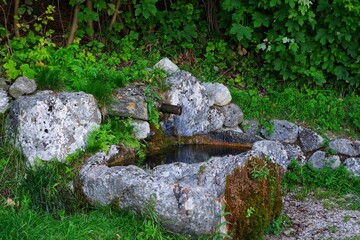 alter Brunnen am Wegesrand in Italien