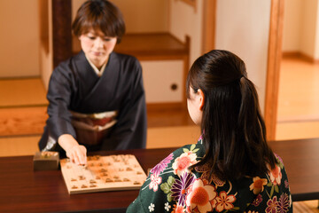 Fototapeta premium 女性棋士 将棋 対局する女性