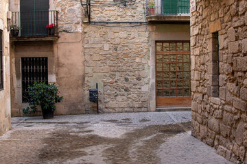 Fototapeta na wymiar Deserted street in the old town of Girona