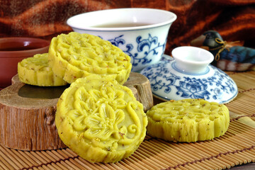 Osmanthus cake is a traditional sweet-scented Chinese pastry in mid-autumn day or Moon festival, Chinese New Year and any usual special days. Osmanthus flowers cake served with afternoon tea