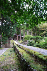 明通寺の本堂に続く階段と道【日本の寺100選】／日本福井県小浜市