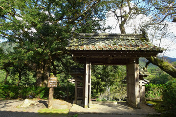 Obraz premium 明通寺の瓦門と案内板【日本の寺100選】／日本福井県小浜市
