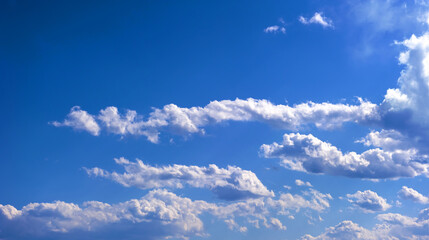 青空に白く輝く雲