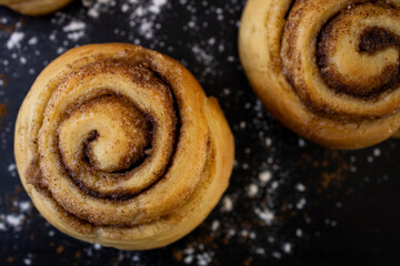 Cinnamon rolls with diferents toppings