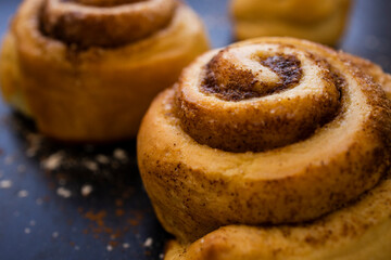 Cinnamon rolls with diferents toppings