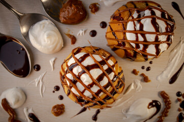 Cinnamon rolls with diferents toppings