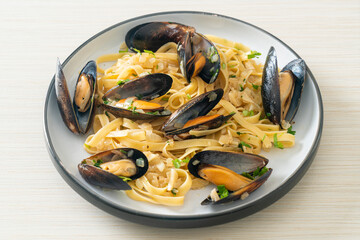 linguine spaghetti pasta vongole white wine sauce