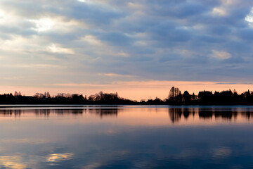 湖の夕景