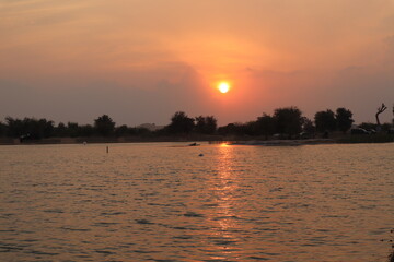 Naklejka premium sunset on the lake