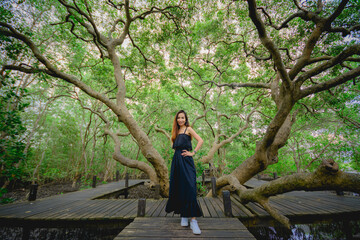 Fototapeta premium taking pictures of women traveling