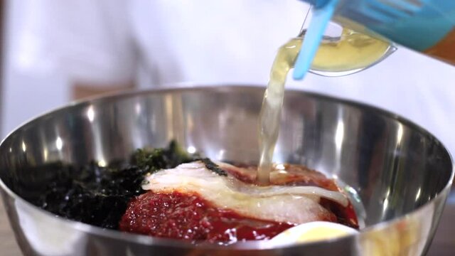 시원하고 매콤한 한국의 국수에 육수를 따르는 장면, 귀하고 소중한 음식