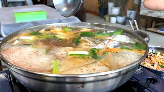 한국의 어촌에서 가장 유명한 해물탕, 한국 사람들도 먹고 싶어하면 소중한 음식