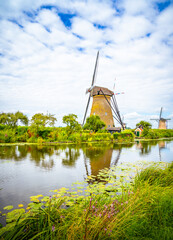 Unesco Weltkulturerbe Windmühle Panorama Landschaft in Dorf Kinderdijk Niederlande Holland. Natur Windkraft Architektur Fluss Mühle. landscape in Netherlands, Europe. Windmills village tourist nature 