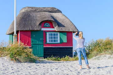 Frau fotografiert eines der meist fotografierten Häuser in Dänemark