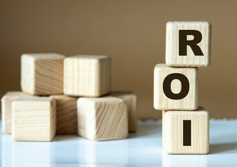 ROI - acronym nadrevyannye cubes on a brown background