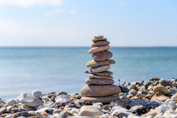 Steinstapel am Strand vor dem Meer