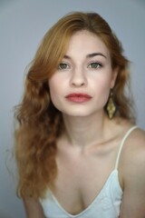 H&uuml;bsche junge Frau mit rotem Haar