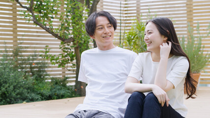 Fototapeta premium 笑顔の若い夫婦・カップル