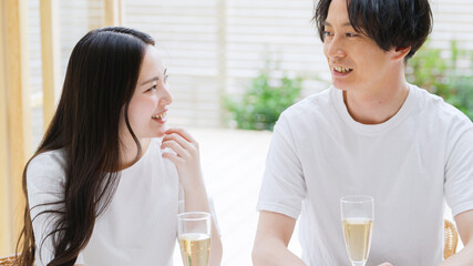 お酒を飲む夫婦・カップル