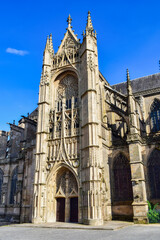 Fototapeta na wymiar Imponente catedral gótica del siglo XIII en Limoges, Francia