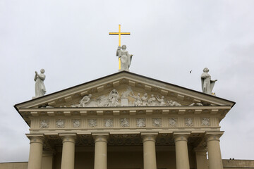 Portal der zentralen katholischen Kathedrale St. Stanilaus mit Plastiken und Relieffries - Vilnius in Litauen