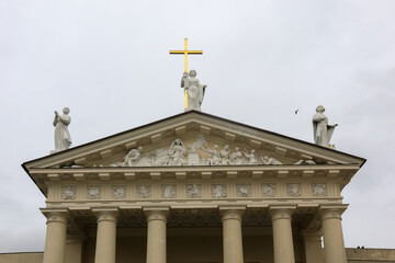 Portal der zentralen katholischen Kathedrale St. Stanilaus mit Plastiken und Relieffries - Vilnius...