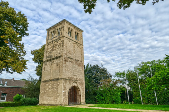 Historischer Kirchturm in Meerbusch B&uuml;derich