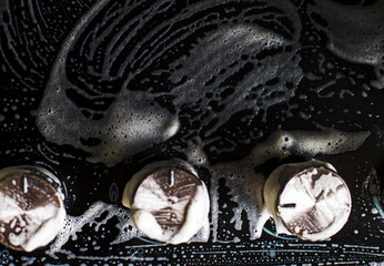 wash a black gas stove with handles with detergent horizontally,