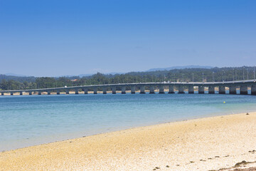 Long bridge linking an island to the mainland