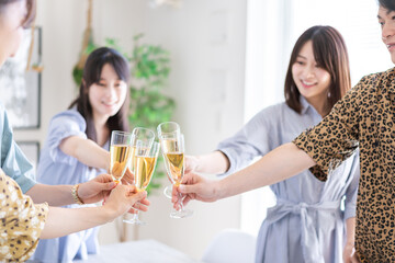 パーティーで乾杯をする若い男女