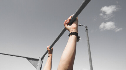 Hands holding on to the crossbar in close-up