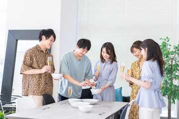 みんなで食事をする若い男女