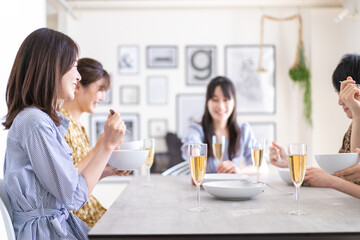 Obraz na płótnie Canvas みんなで食事をする若い男女