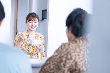みんなで食事をする若い男女
